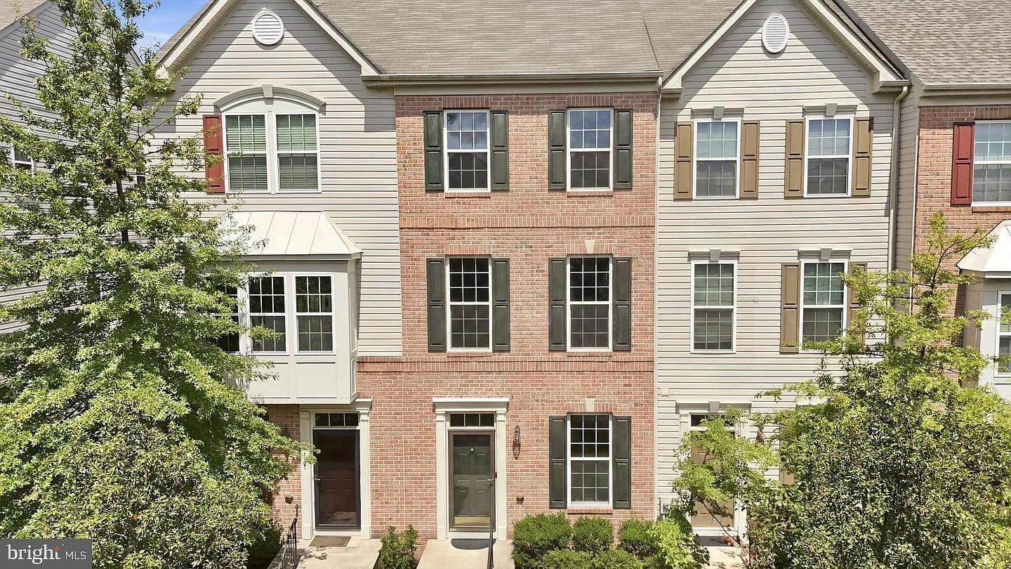 3 bed, 3.0 bath, 1424 sqft, $3,000 — Photo 1