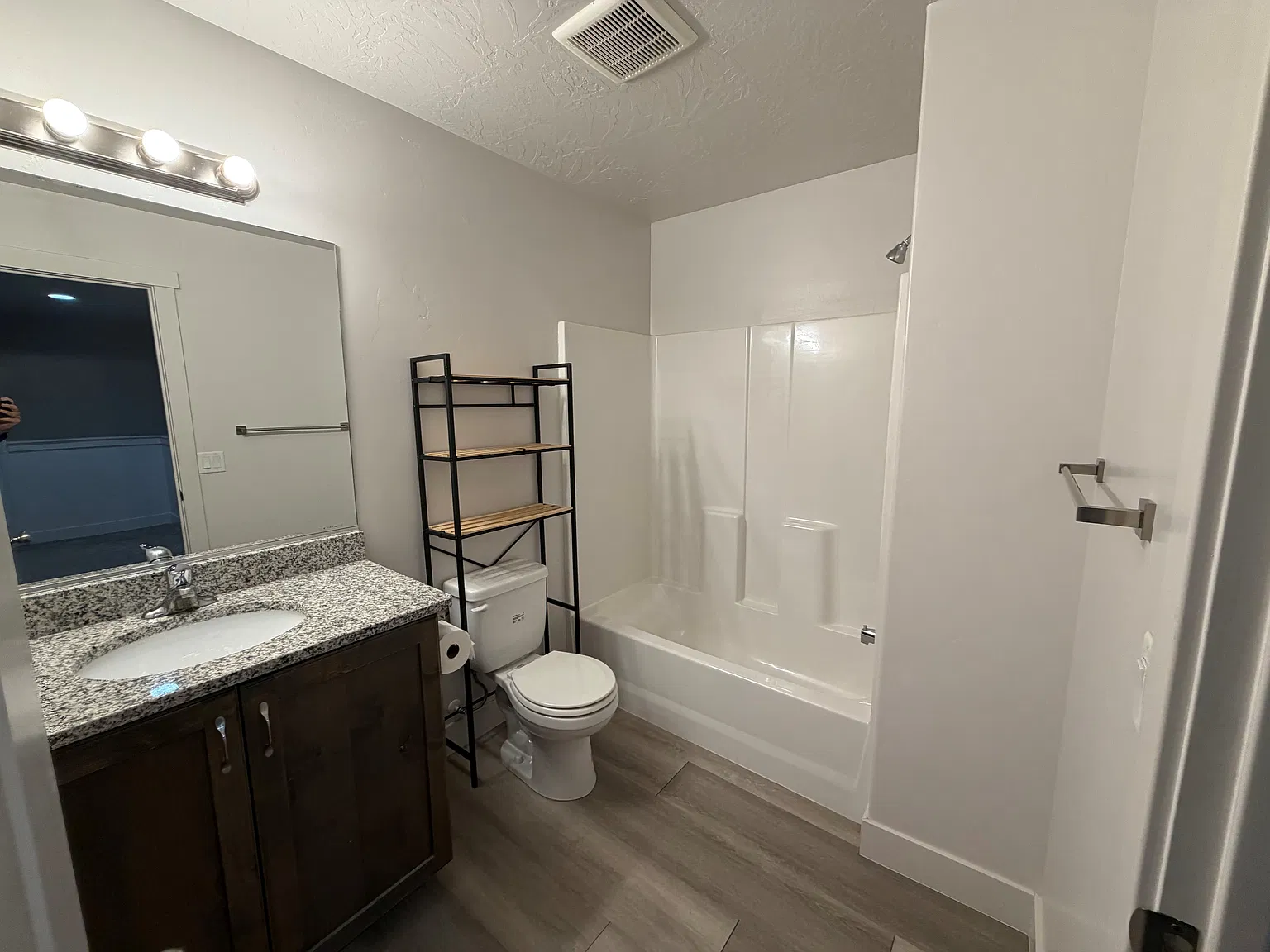3 bed, 2.5 bath, 1644 sqft, $2,000 — Photo 2