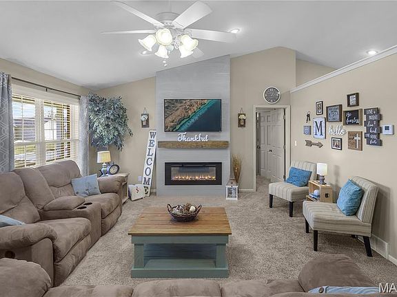 5th image of 384 Oak Meadow Dr