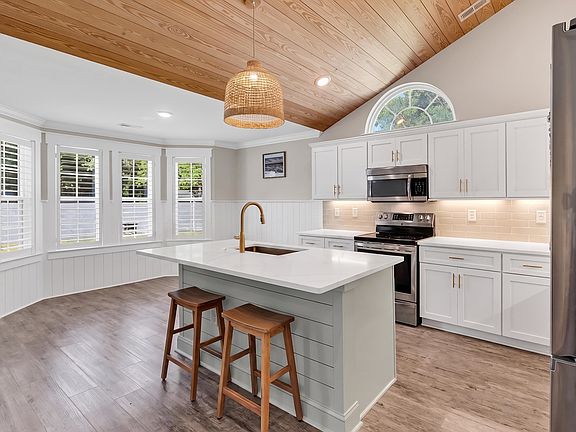 2nd image of 100 Vista Oaks Ct.