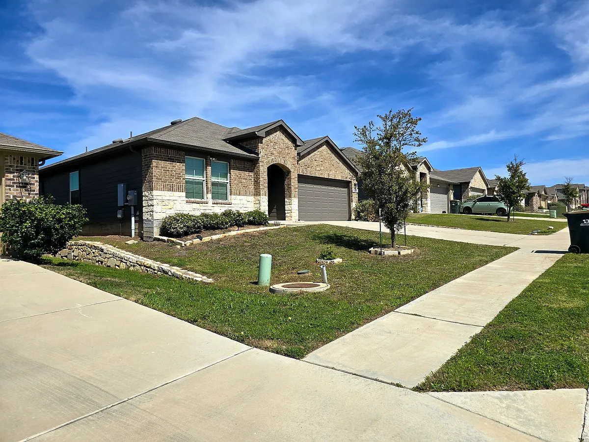 Well-maintained exterior with private driveway and clean landscaping. - 5812 Brocade Dr