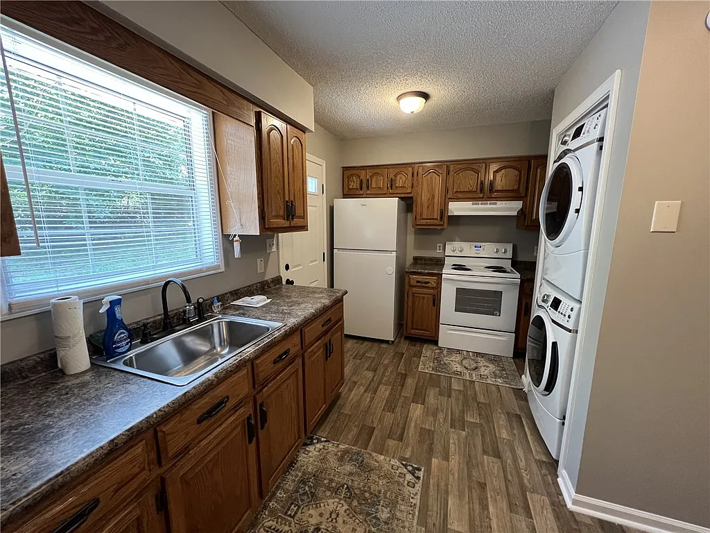 2 bed, 1.0 bath, $1,100 — Photo 4
