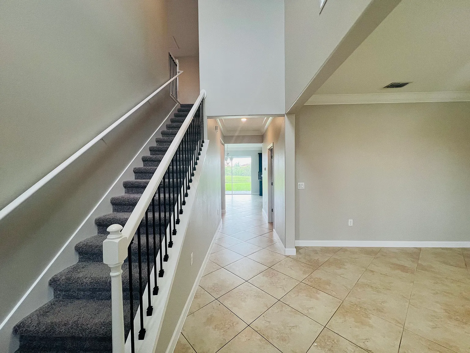 4 bed, 2.5 bath, 2571 sqft, $2,850 — Photo 2