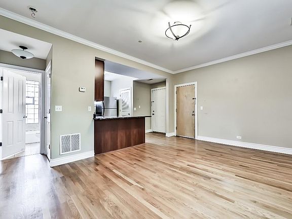 2nd image of 1517 W Waveland Ave