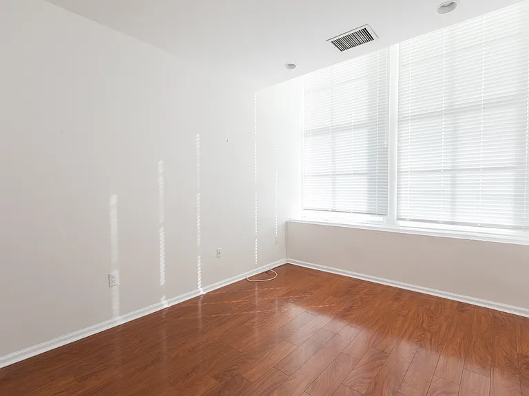Chandler Apartments — Photo 14