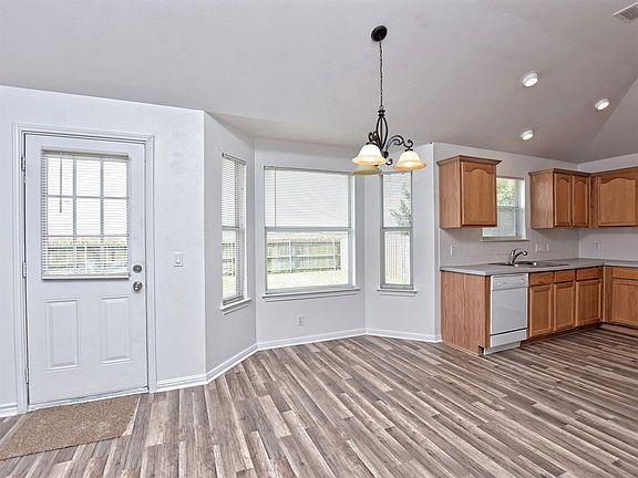 5th image of 708 Stewart Dr