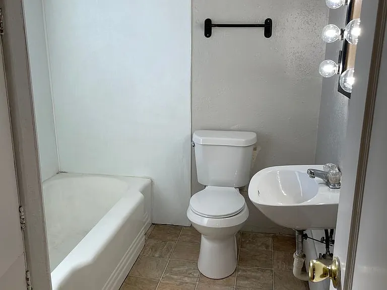 107 Ross Ave — Photo 5