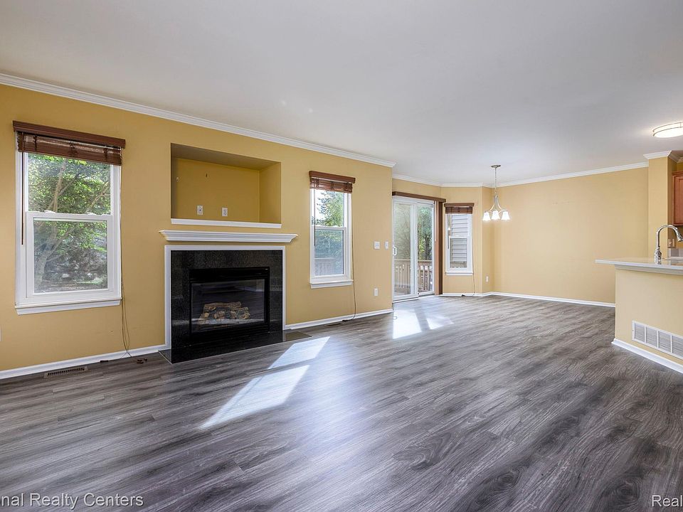 8190 Springdale Dr, photo 3