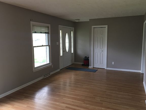 Entry/ Living Room