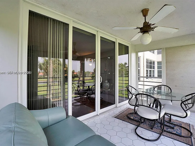 3970 Oaks Clubhouse Dr #302 — Photo 9