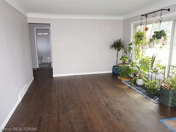 4th image of 28102 Brush St