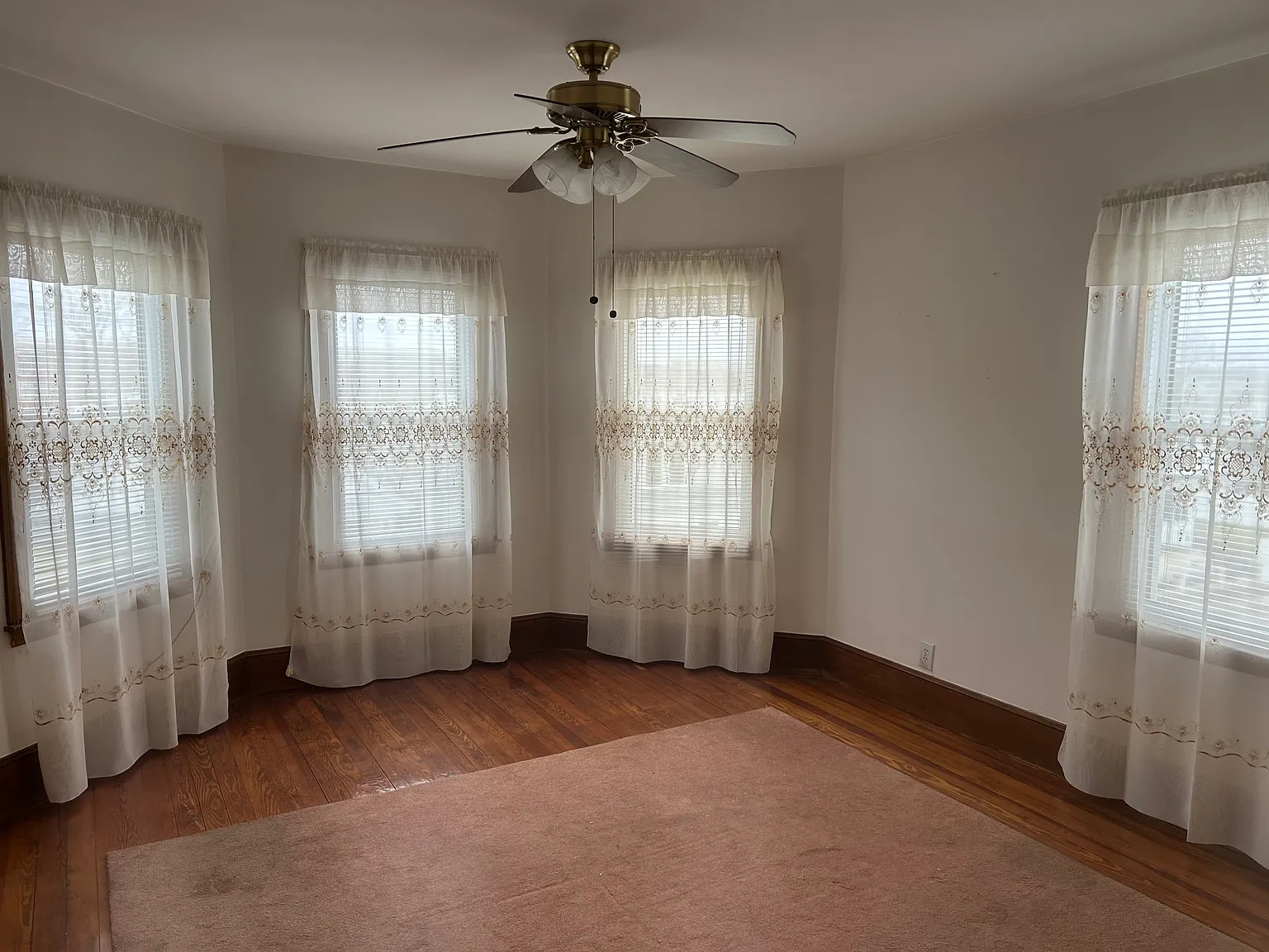 3 bed, 1185 sqft, $1,950 — Photo 4