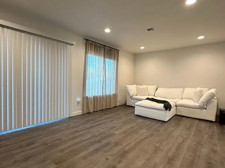 527 S Canterbury Ln — Photo 4