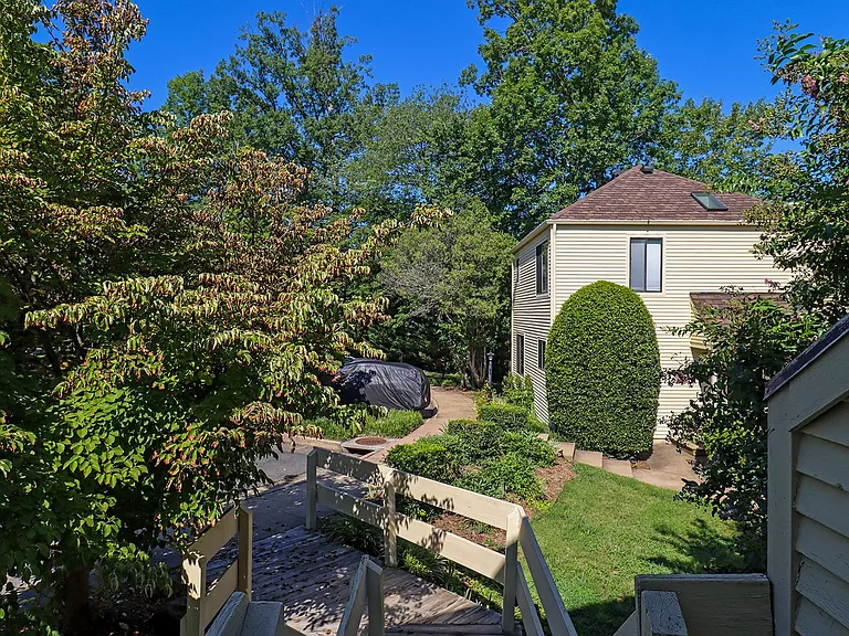 1210 Chatham Rdg — Photo 1
