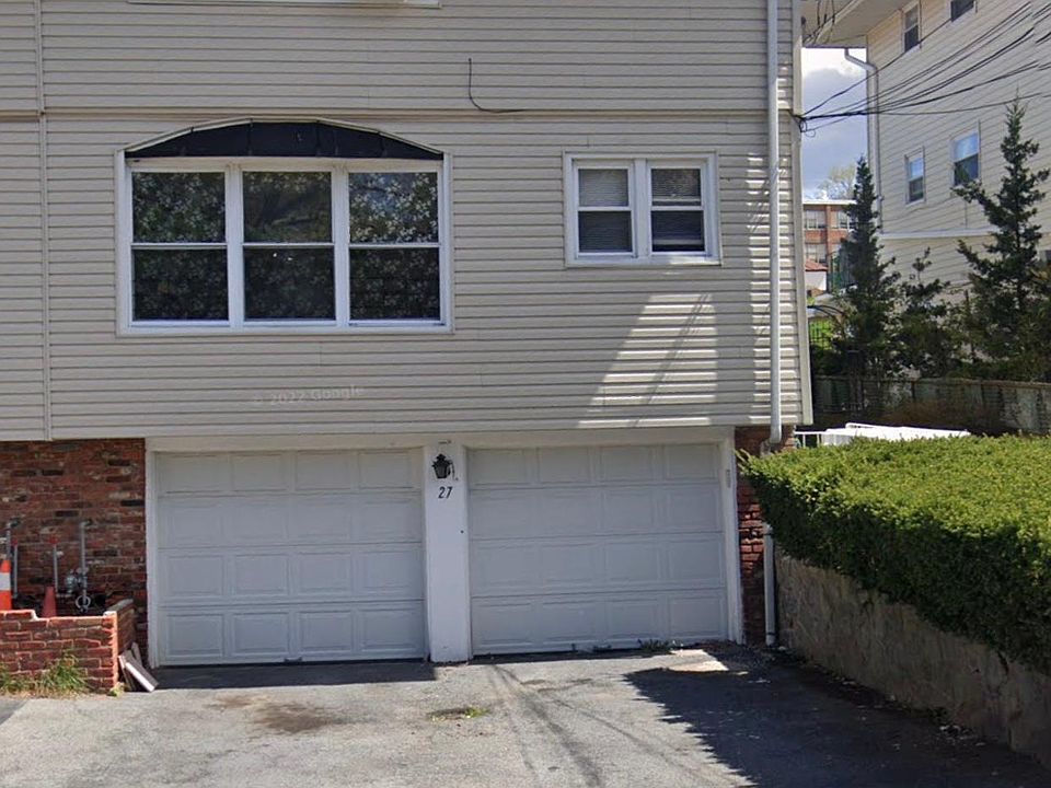 1st image of 27 Valerie Dr Floor 1