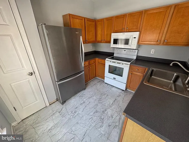 300 Riverbend Dr #1E — Photo 6