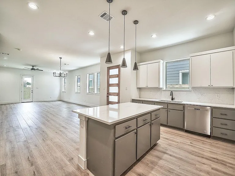 1632 Davis Ave — Photo 3