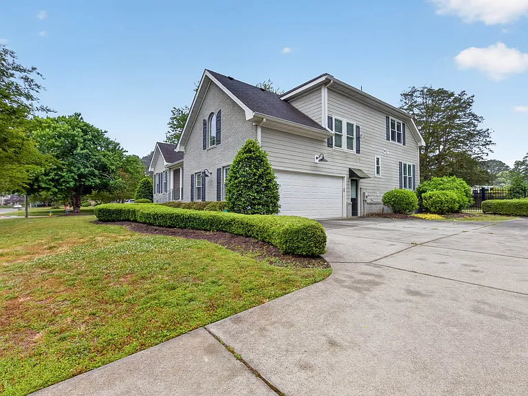 1023 Caton Dr — Photo 5
