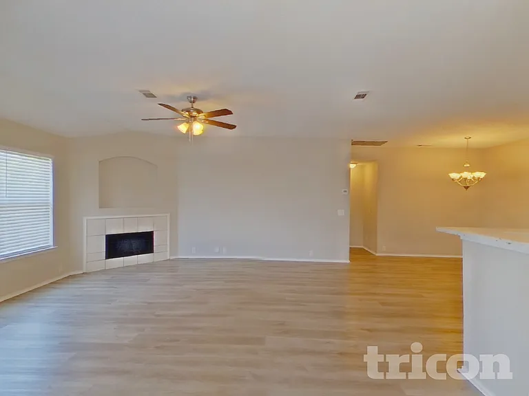 1619 Columbia Dr — Photo 4
