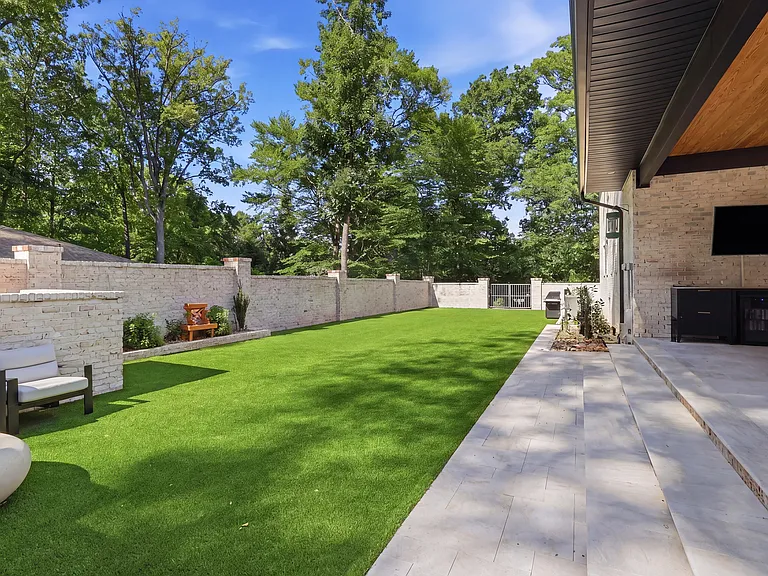 301 Kemp Rd W — Photo 20