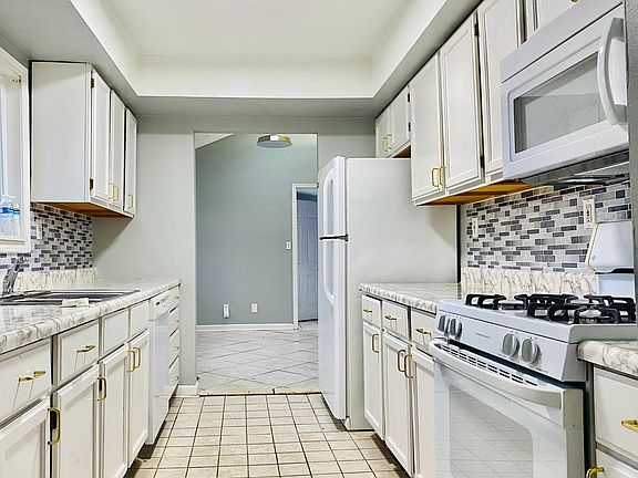 5th image of 17764 Lowell St