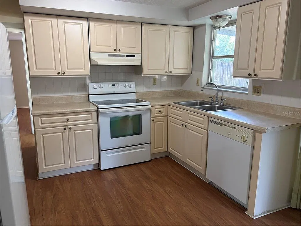 2 bed, 1.0 bath, 824 sqft, $1,400 — Photo 3