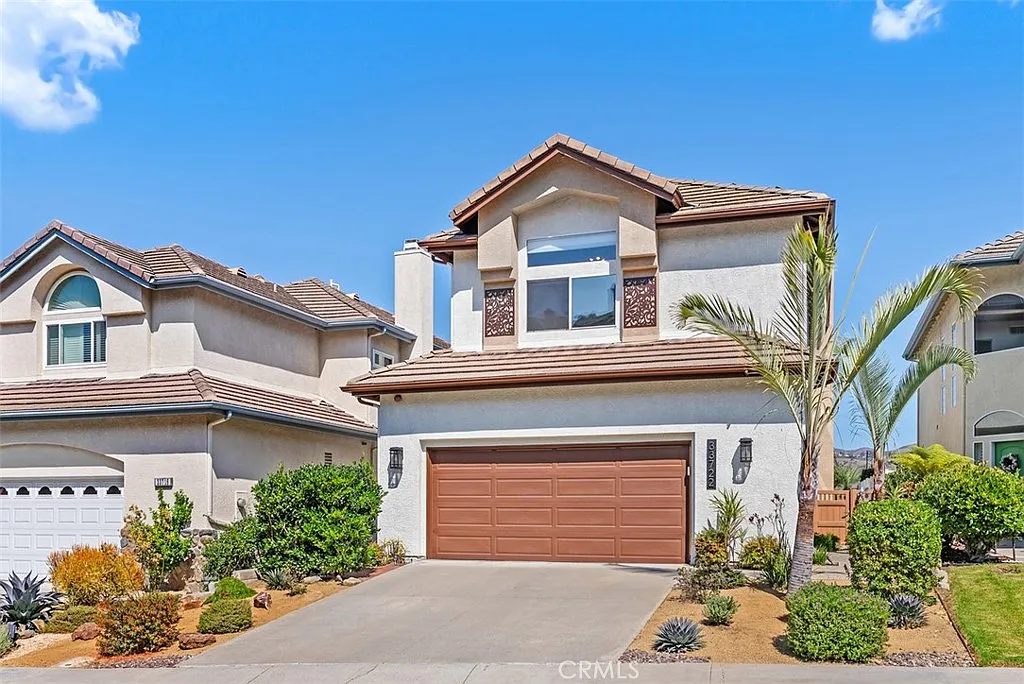 3 bed, 2.5 bath, 2352 sqft, $6,995 — Photo 2