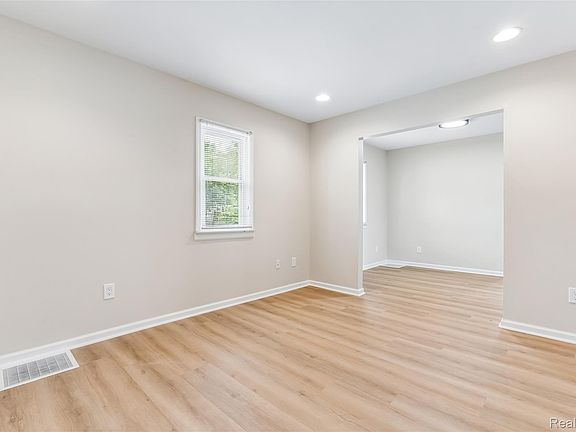 4th image of 1470 Donovan St