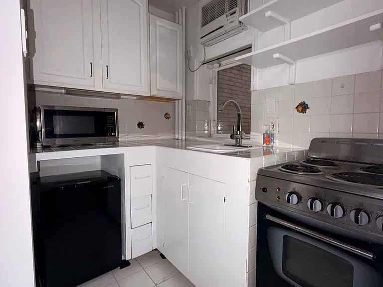 32 Beekman Pl #2 — Photo 6