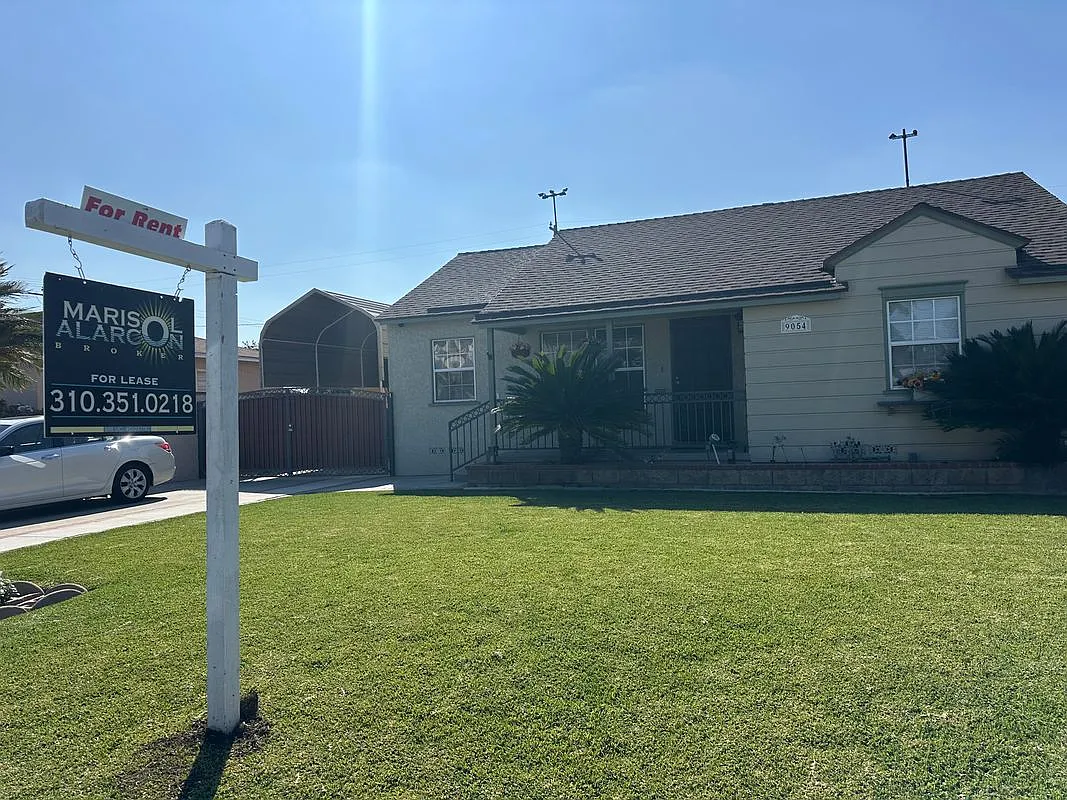 3 bed, 1.0 bath, 1062 sqft, $5,000 — Photo 1