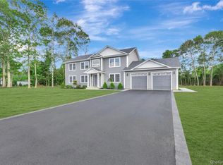 92 Park St, Blue Point, NY 11715