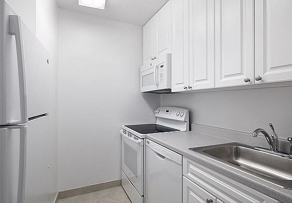 4th image of 211 W 56th St #A6