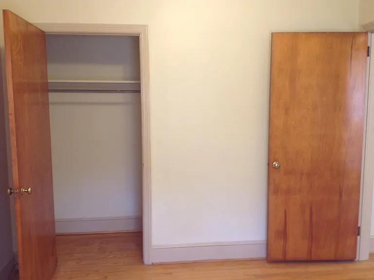 1 closet in each bedroom