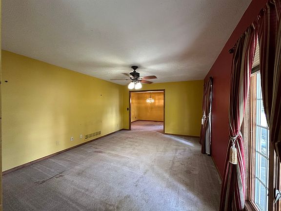 5th image of 608 N Bismark Ave