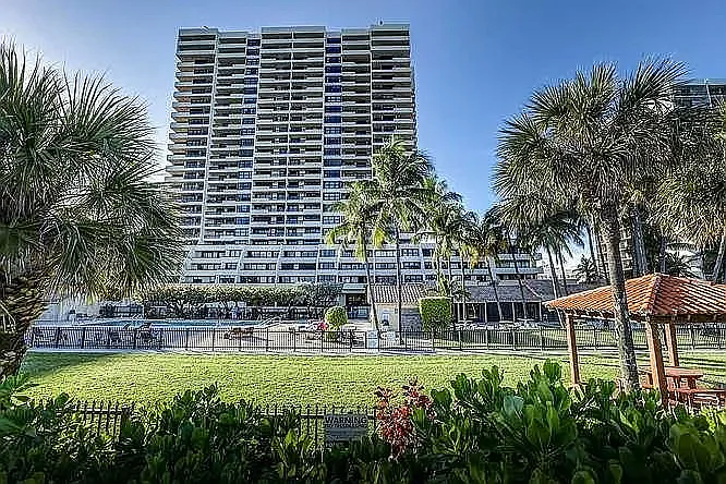 2555 Collins Ave #914 — Photo 10