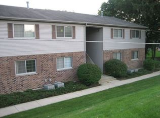 310 Woodridge Cir, South Elgin, IL 60177