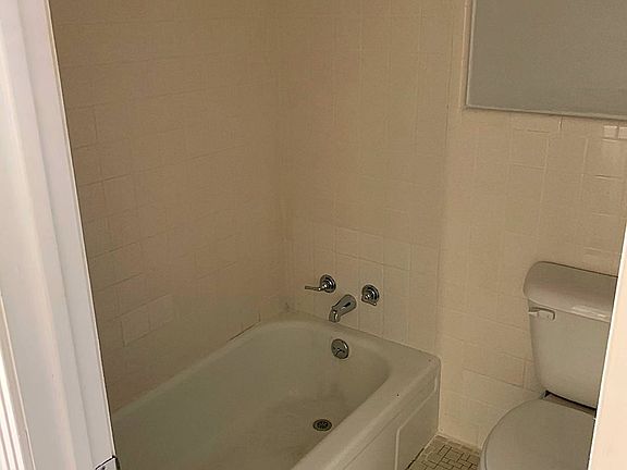 4th image of 3000 Carriage Ln #9