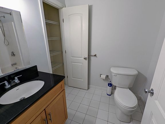 bathroom w. closet and tub