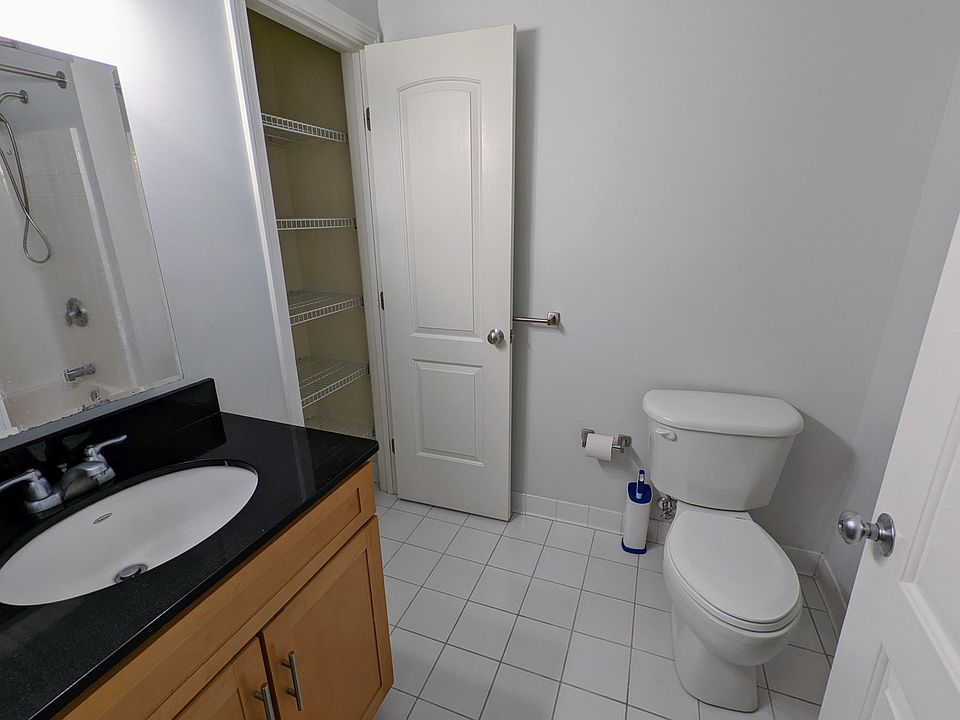 bathroom w. closet and tub