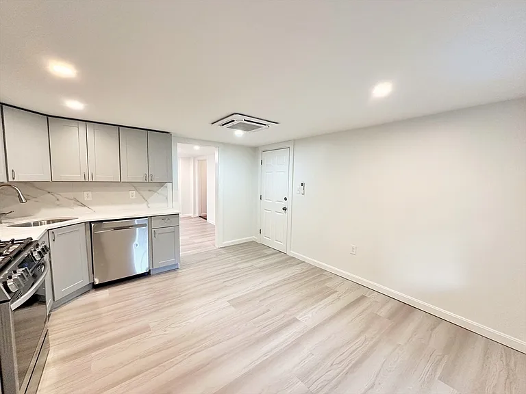 420 Sumner St #1 — Photo 10