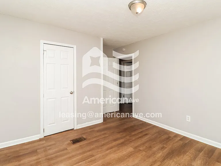 1542035_010_bedroom_11.jpg