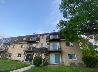 90 Olesen Dr APT 301, Naperville, IL 60540