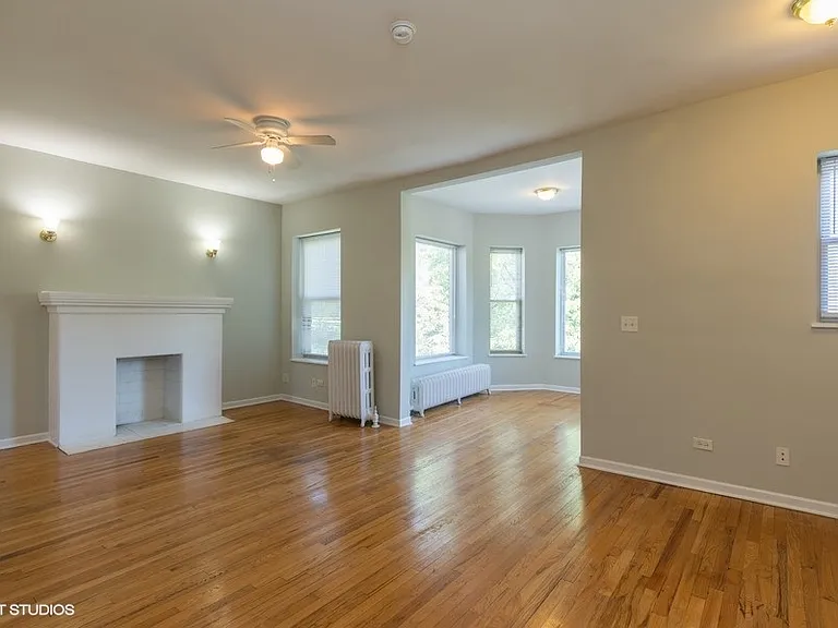 427-39 E Oakwood Blvd — Photo 6