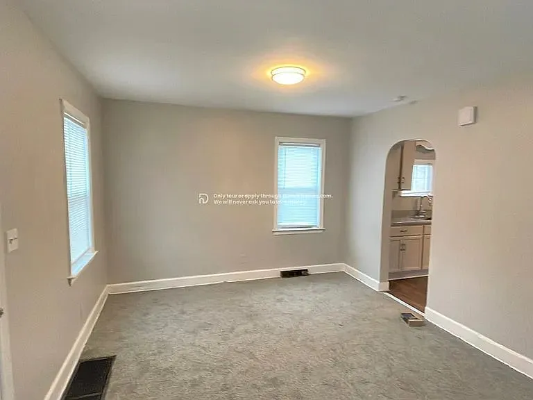 3 bed, 1.5 bath, 1046 sqft, $1,497 — Photo 3