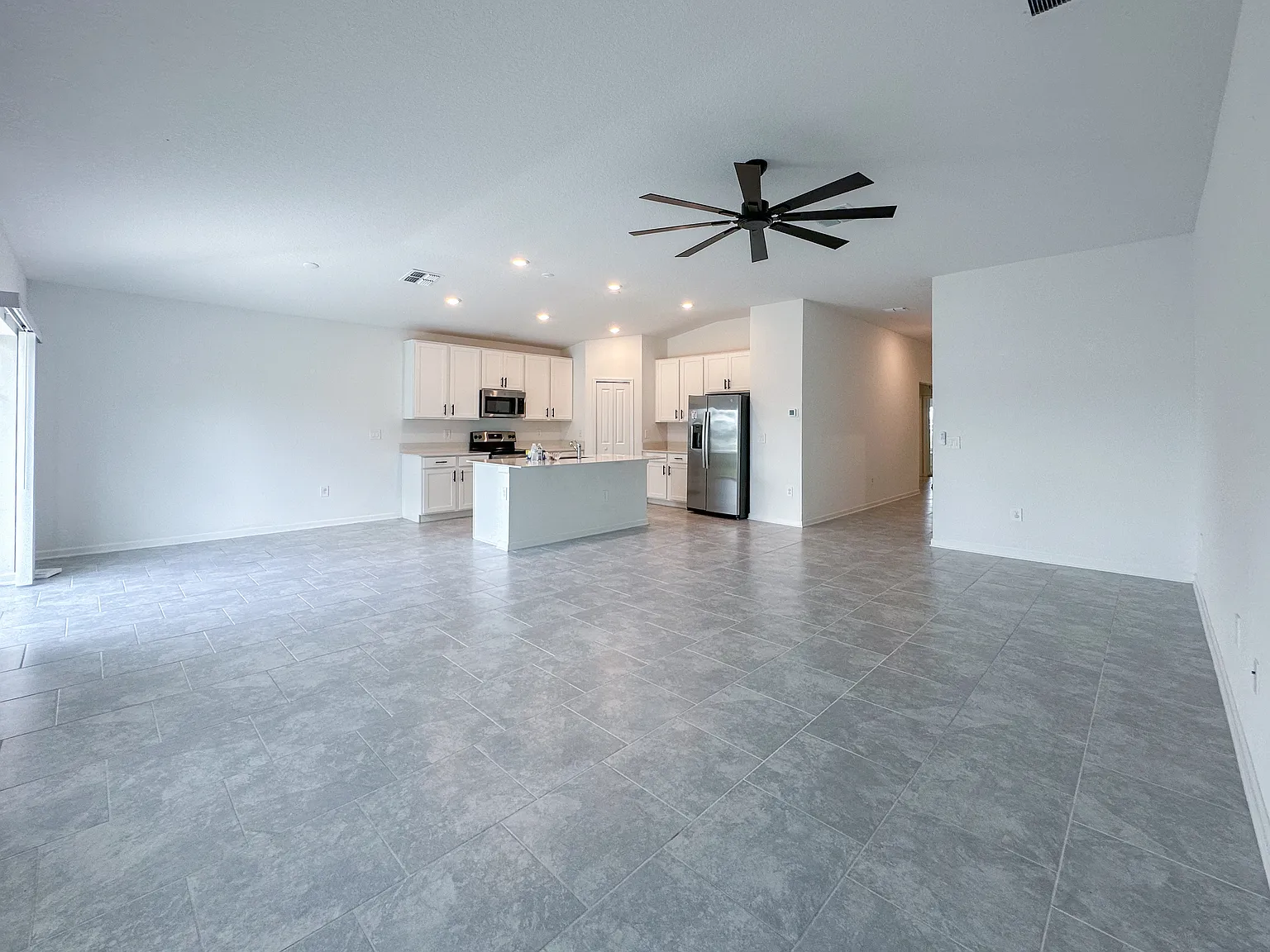 4 bed, 1936 sqft, $2,400 — Photo 2
