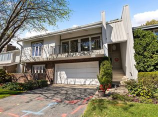 169 Briarwood N, Oak Brook, IL 60523