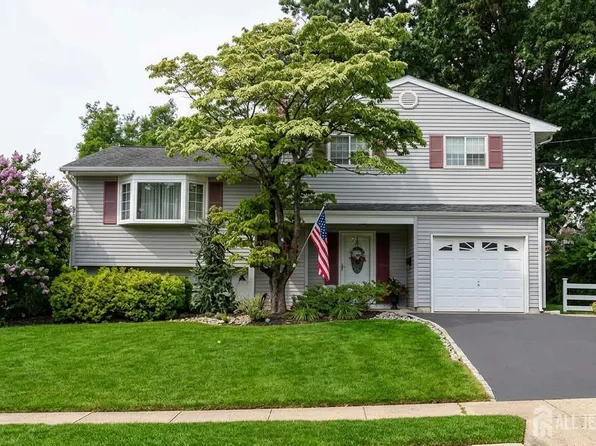 2 Peachwood Ct, Milltown, NJ 08850