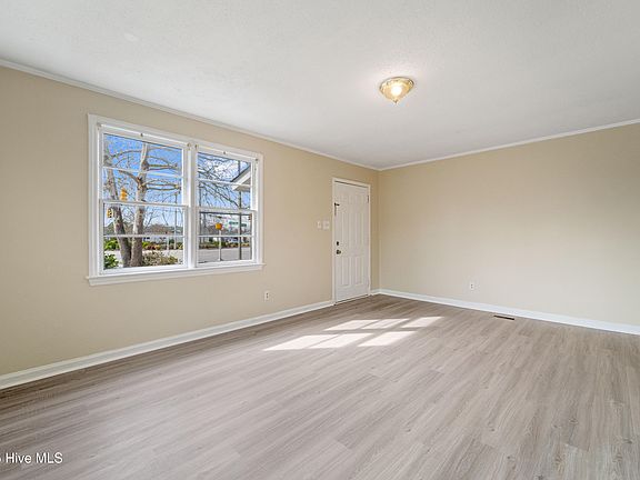 4th image of 2270 Onslow Dr