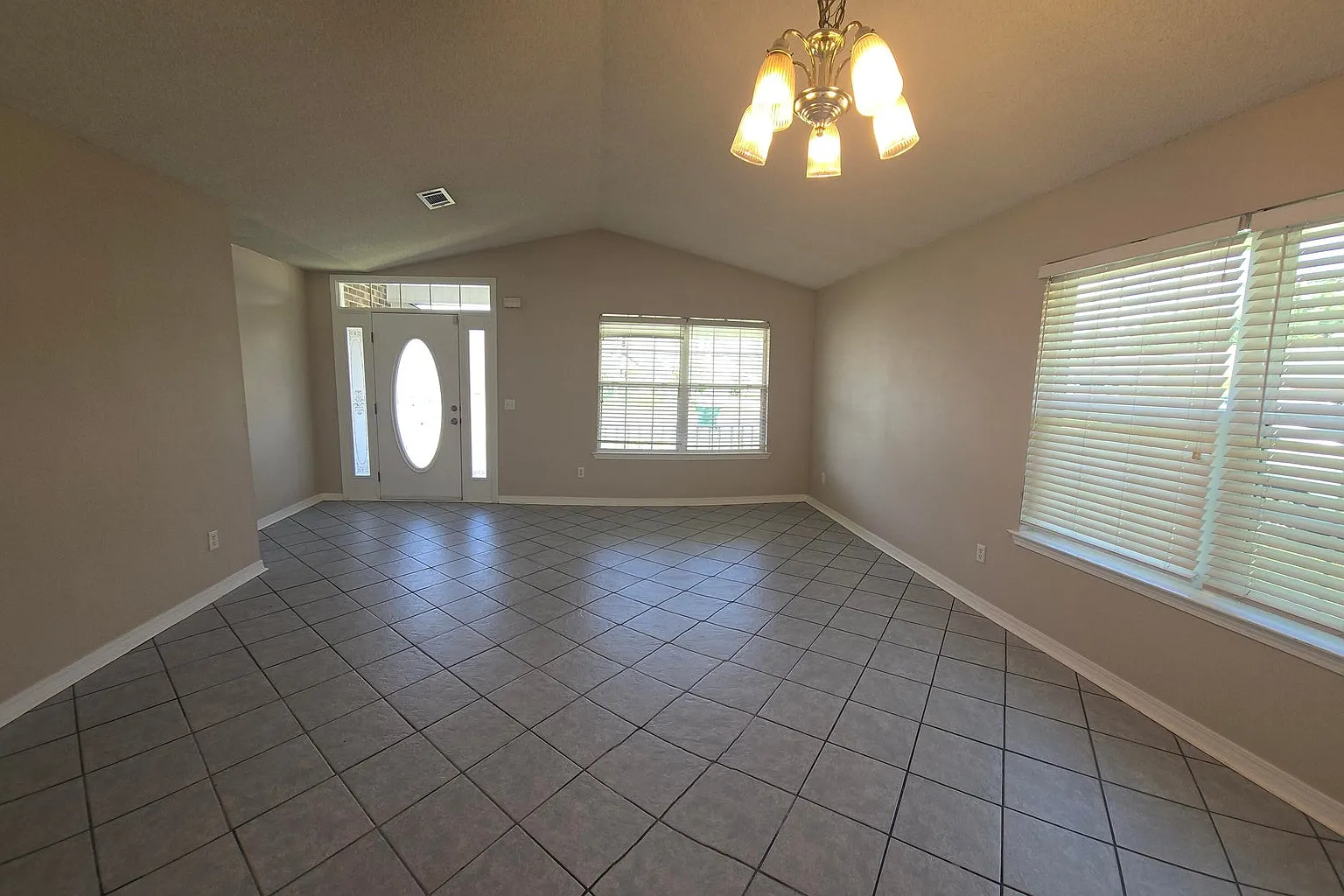 3 bed, 1947 sqft, $2,250 — Photo 2