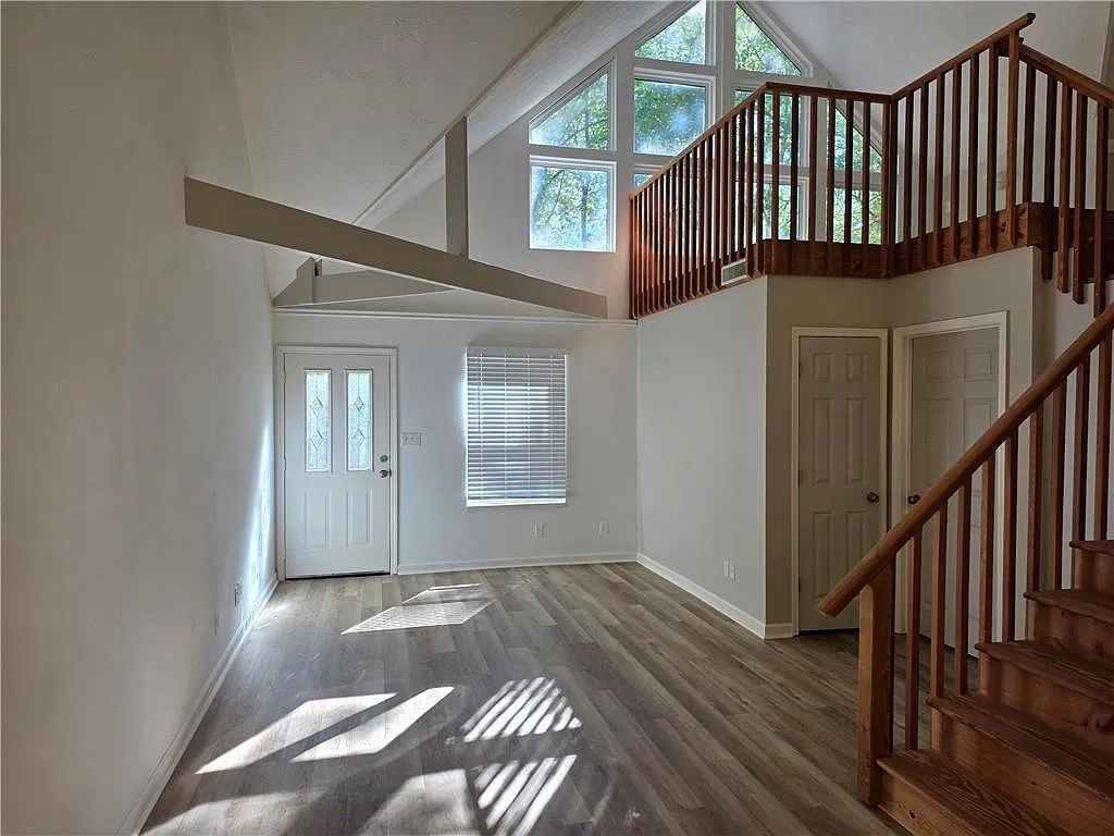 1 bed, 1.0 bath, 2280 sqft, $1,400 — Photo 2